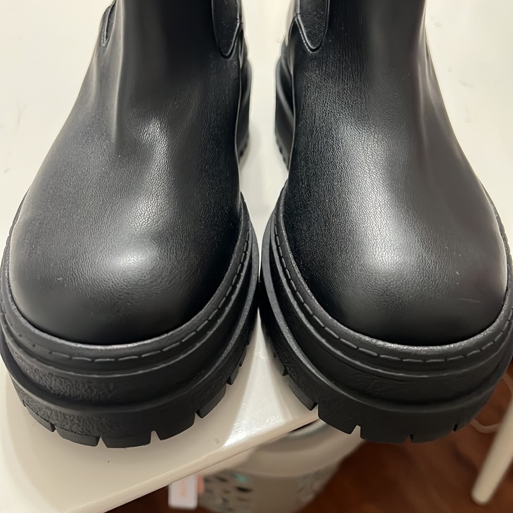New!! Good American Chelsea Lug Sole Pull On Boots Black, Read Update! - Picture 4 of 14